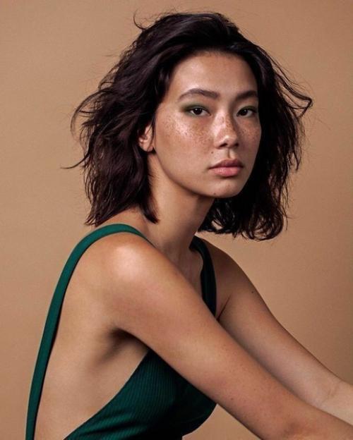 Этот мир восторженно и самоуверенно диктует нам свои правила. 01