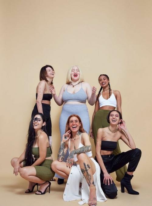 Этот мир восторженно и самоуверенно диктует нам свои правила. 02