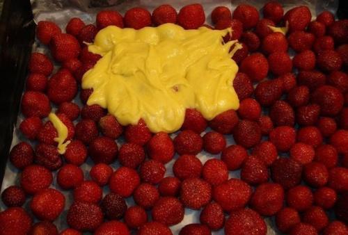 Быстрый пирог с клубникой. 04