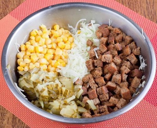 Салат с сухариками. 04