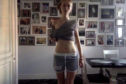 Я всегда была пухлой, счастливой девочкой, которая, как обычно, читала паблики и, смеясь, говорила: помидор в день? 07