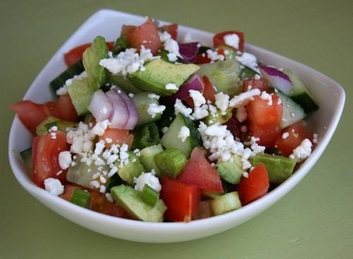 Солянка с колбасой.  Ингредиенты: -вода - 2 л.;. -картофель - 300 гр; -лук зеленый - 2-3 пера (для бульона); -лук репчатый - 1 шт.;. 05