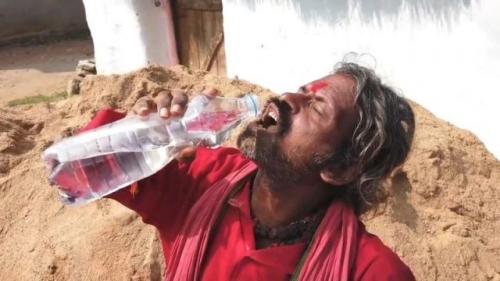 Рао из деревни каласападу, Индия, съедает минимум килограмм земли каждый день. 02