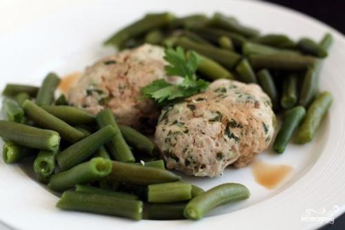 Солянка с колбасой.  Ингредиенты: -вода - 2 л.;. -картофель - 300 гр; -лук зеленый - 2-3 пера (для бульона); -лук репчатый - 1 шт.;. 06