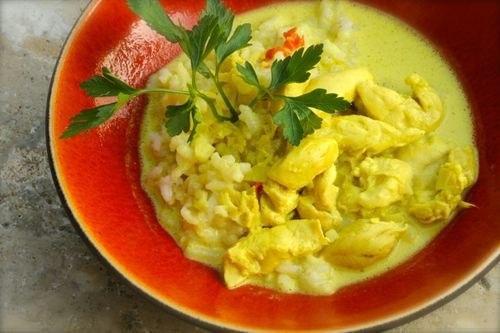 Солянка с колбасой.  Ингредиенты: -вода - 2 л.;. -картофель - 300 гр; -лук зеленый - 2-3 пера (для бульона); -лук репчатый - 1 шт.;. 04