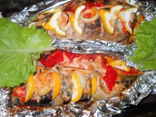 Солянка с колбасой.  Ингредиенты: -вода - 2 л.;. -картофель - 300 гр; -лук зеленый - 2-3 пера (для бульона); -лук репчатый - 1 шт.;. 03