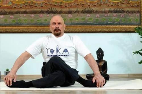 95-Летний йог из Турции выглядит на 50, а по физподготовке даст фору 30-летним. 01