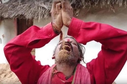 Рао из деревни каласападу, Индия, съедает минимум килограмм земли каждый день.  