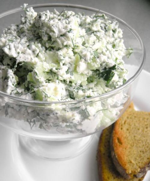 Солянка с колбасой.  Ингредиенты: -вода - 2 л.;. -картофель - 300 гр; -лук зеленый - 2-3 пера (для бульона); -лук репчатый - 1 шт.;. 02