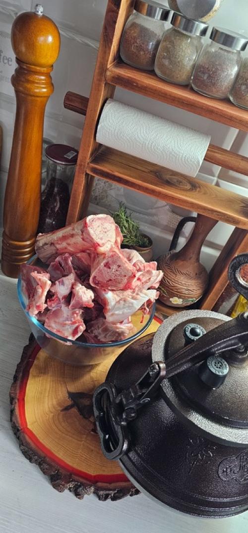 Классическим и любимым деликатесом в русской кухне является русский студень, иногда называемый холодцом или студеном по-русски. 06 Классическим и любимым деликатесом в русской кухне является русский студень, иногда называемый холодцом или студеном по-русски. 06