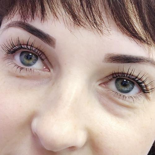 На самом деле, брови - это не просто две полоски волос на лице, требующие постоянного ухода. 02