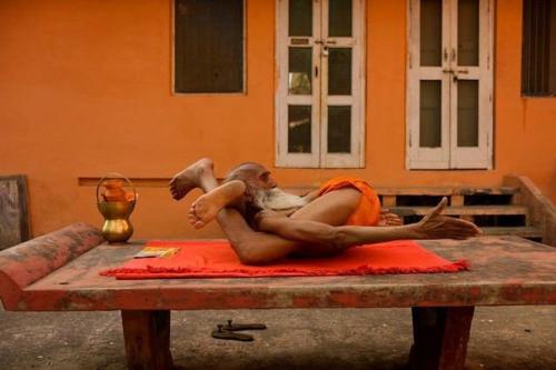 Свами йогананда причина смерти. 106-Летний йог свами йогананда.