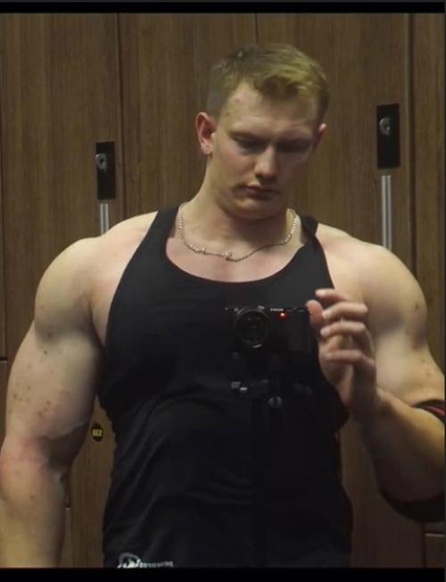 В соцсетях быструю популярность набирает Илья сибирский экспресс - друг Андрея смаева. 02