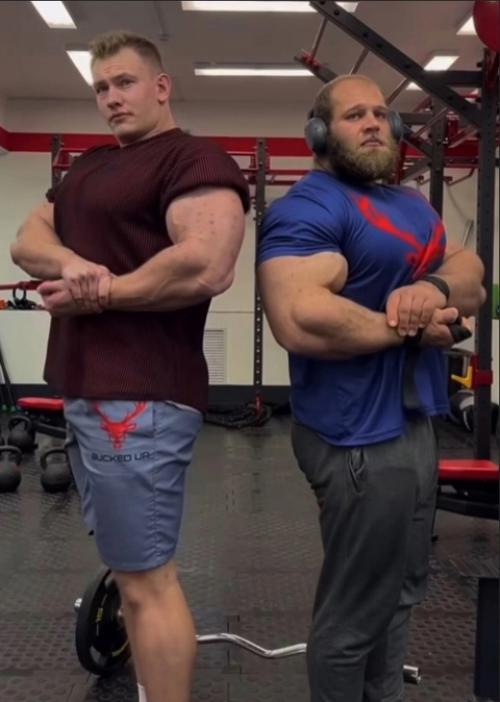 В соцсетях быструю популярность набирает Илья сибирский экспресс - друг Андрея смаева. 01