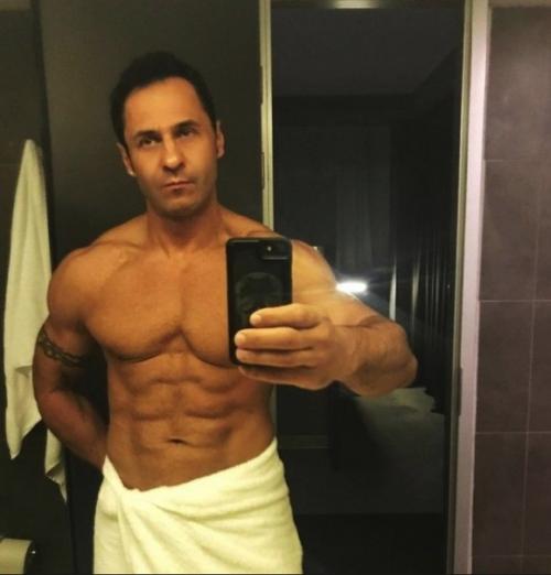 Вот как должен выглядеть мужчина в свои 50! 01