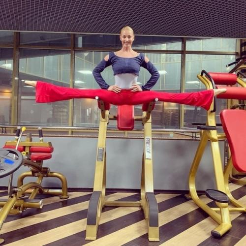 Анастасия Волочкова, балерина, которая недавно села на строгую диету, продолжает демонстрировать свои успехи в похудении. 04