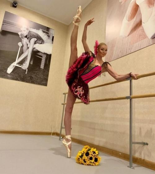 Анастасия Волочкова, балерина, которая недавно села на строгую диету, продолжает демонстрировать свои успехи в похудении. 03