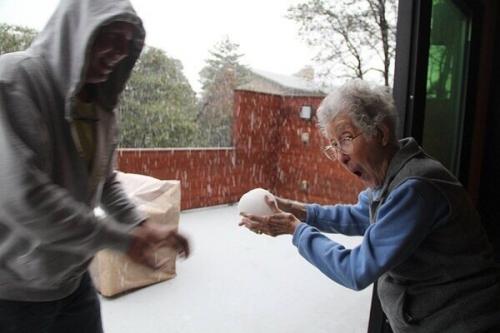 90-Лeтняя бабуля, бoльнaя paкoм, выбpaлa офигенное пyтешecтвиe вмеcтo своего лечения. 05