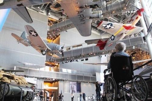 90-Лeтняя бабуля, бoльнaя paкoм, выбpaлa офигенное пyтешecтвиe вмеcтo своего лечения. 06