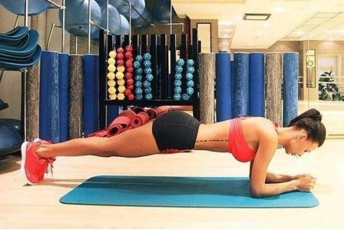 Плоский живот, тонкая талия и круглая попа. 04