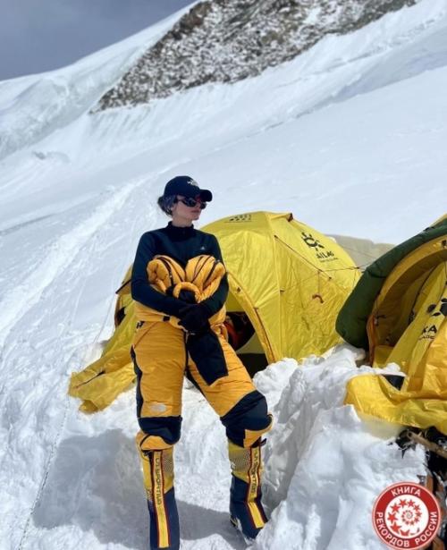 Альпинистка Алина Пескова стала первой россиянкой, которая покорила все высочайшие горы мира! 01