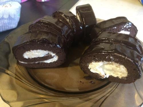 Шоколадный крем диетический. Красивенный - обалденный? 
Шоколадный рулет с творожным кремом и шоколадной глазурью.