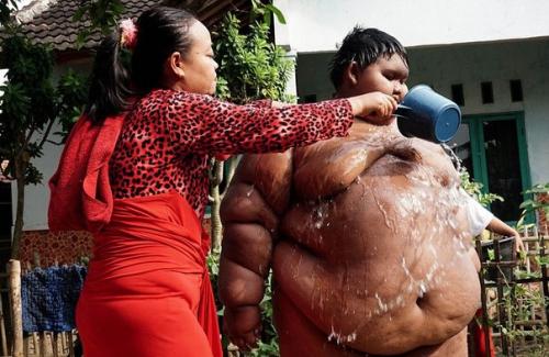 В Индонезии живет самый толстый мальчик в мире - в свои 10 лет он ест 5 раз в день и весит 192 кг. 03