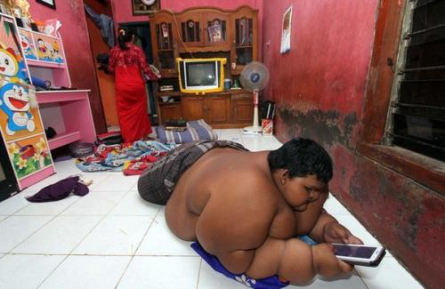 В Индонезии живет самый толстый мальчик в мире - в свои 10 лет он ест 5 раз в день и весит 192 кг. 04