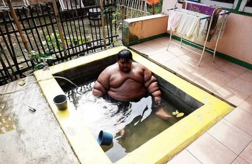 В Индонезии живет самый толстый мальчик в мире - в свои 10 лет он ест 5 раз в день и весит 192 кг. 08