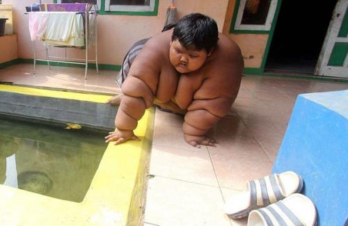 В Индонезии живет самый толстый мальчик в мире - в свои 10 лет он ест 5 раз в день и весит 192 кг. 06