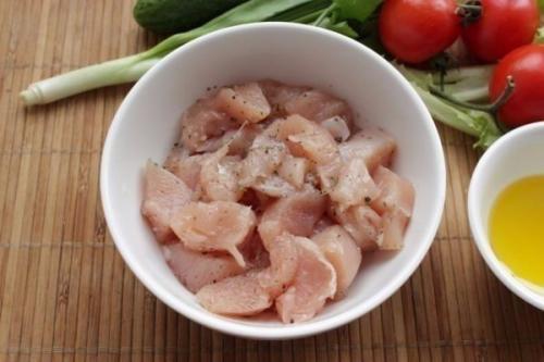 Салат из курицы и свежих овощей - отличный и быстрый обед. 02