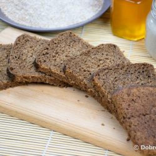 Хлеб с отрубями на закваске. Чёрный цельнозерновой хлеб с солодом и отрубями на закваске