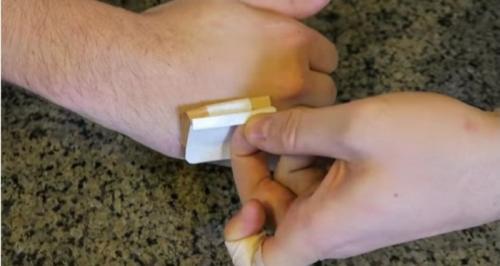 Как клеить пластырь. Как приклеить лейкопластырь на палец, чтобы он не сползал: простой способ, о котором самому не догадаться 09