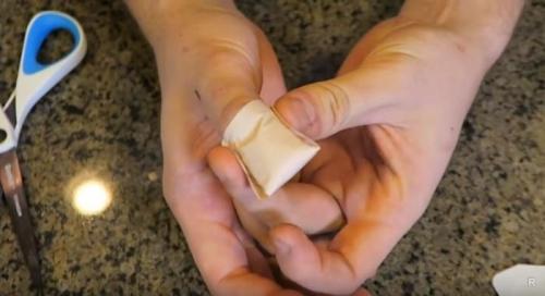 Как наклеить пластырь на подушечку пальца. Техника применения пластыря: как нужно им пользоваться для разных типов ран