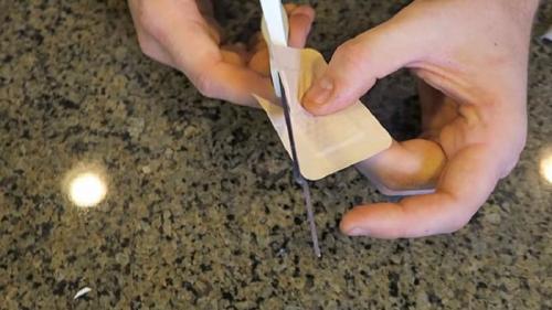 Как клеить пластырь. Как приклеить лейкопластырь на палец, чтобы он не сползал: простой способ, о котором самому не догадаться 01