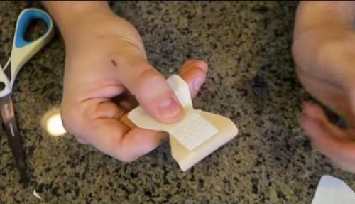 Как клеить пластырь. Как приклеить лейкопластырь на палец, чтобы он не сползал: простой способ, о котором самому не догадаться 02