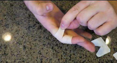 Как клеить пластырь. Как приклеить лейкопластырь на палец, чтобы он не сползал: простой способ, о котором самому не догадаться 16