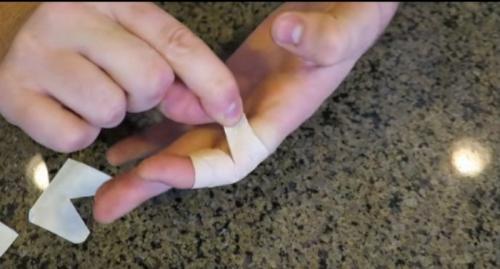 Как клеить пластырь. Как приклеить лейкопластырь на палец, чтобы он не сползал: простой способ, о котором самому не догадаться 07