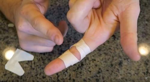 Как наклеить пластырь на подушечку пальца. Техника применения пластыря: как нужно им пользоваться для разных типов ран
