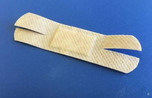 Как наклеить пластырь на подушечку пальца. Техника применения пластыря: как нужно им пользоваться для разных типов ран