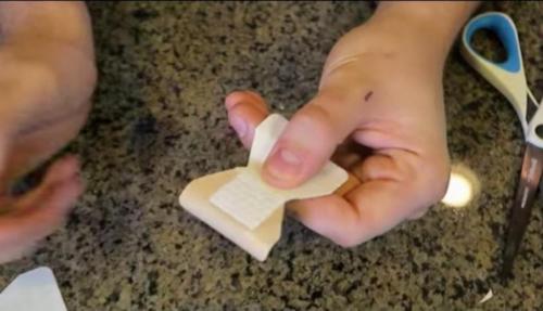 Как клеить пластырь. Как приклеить лейкопластырь на палец, чтобы он не сползал: простой способ, о котором самому не догадаться 11