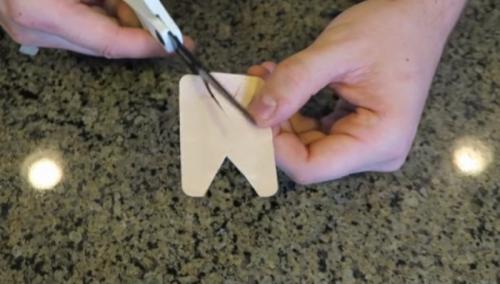 Как клеить пластырь. Как приклеить лейкопластырь на палец, чтобы он не сползал: простой способ, о котором самому не догадаться 06