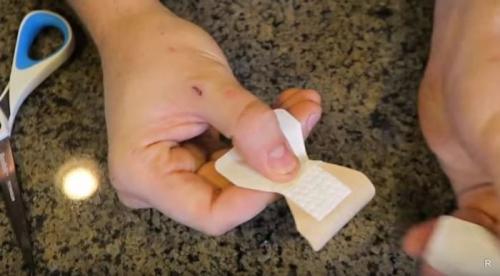 Как наклеить пластырь на подушечку пальца. Техника применения пластыря: как нужно им пользоваться для разных типов ран