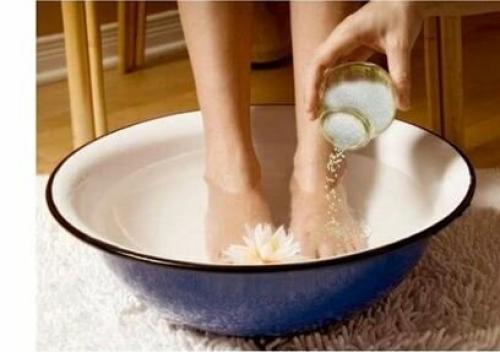 Шишка на пальце ноги лечение мазь. Лечение поваренной и морской солью