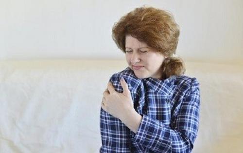 Почему хрустят суставы плечевые. Хруст в плечевом суставе при поднятии руки 02