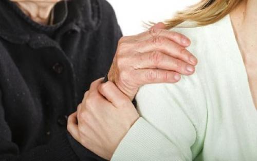 Почему хрустят суставы плечевые. Хруст в плечевом суставе при поднятии руки 07