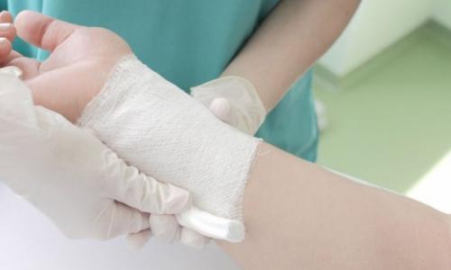 Шишка на суставе запястья не. Как лечить гигрому