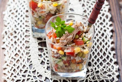 Интересный салат с консервированной сайрой, рисом и яйцами