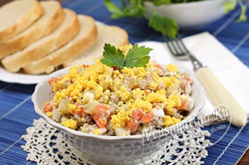 Салат сайра яйцо соленый огурец. Салат из консервированной сайры с яйцом и огурцом