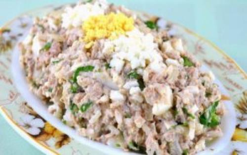 Салат с сайрой без яиц. Простые и вкусные салаты с сайрой консервированной